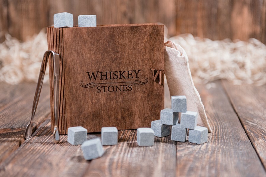 Подарунковий набір 12 каменів для віскі в скриньці-книзі «Whiskey stones»