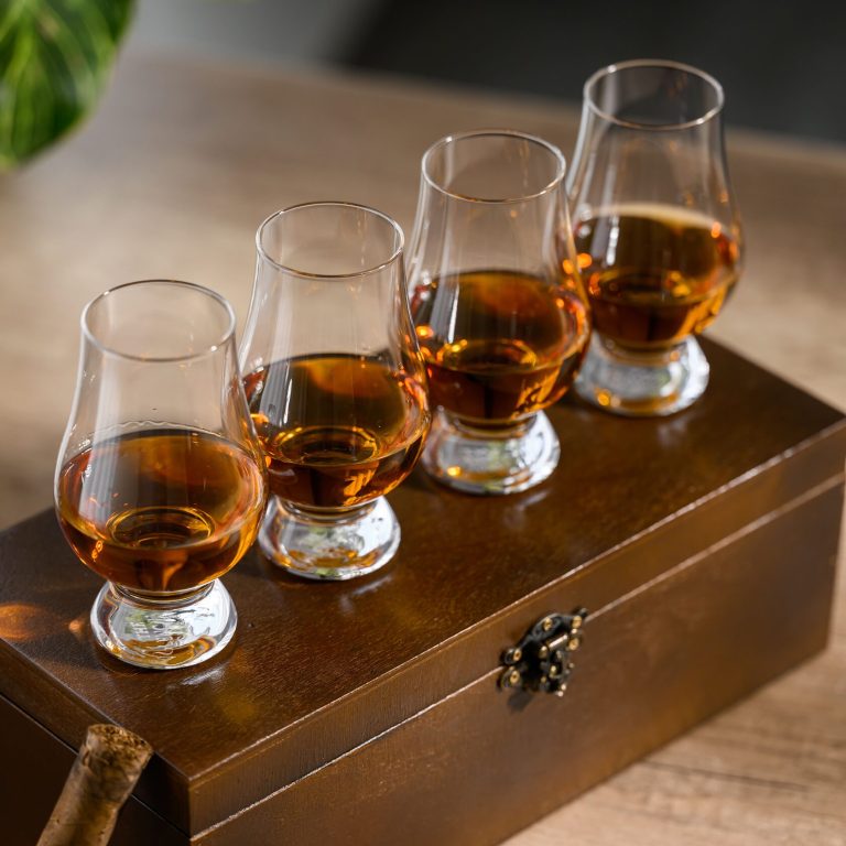 Подарунковий набір для віскі із культовими склянками Glencairn