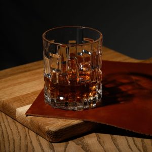 Стильна склянка для віскі із гравіюванням на дні RCR Cristalleria Italiana ETNA з можливістю подарункового упакування